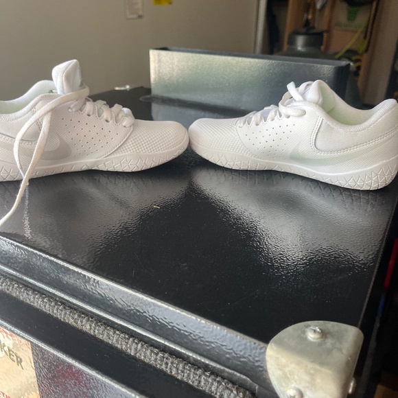 Girls Nike CHEER shoes - Picture 1 of 3